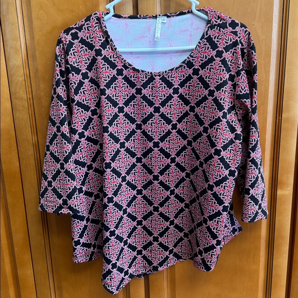 Lulu-B XL Scoop Neck/A-line Hem Red/Black Women’s Top